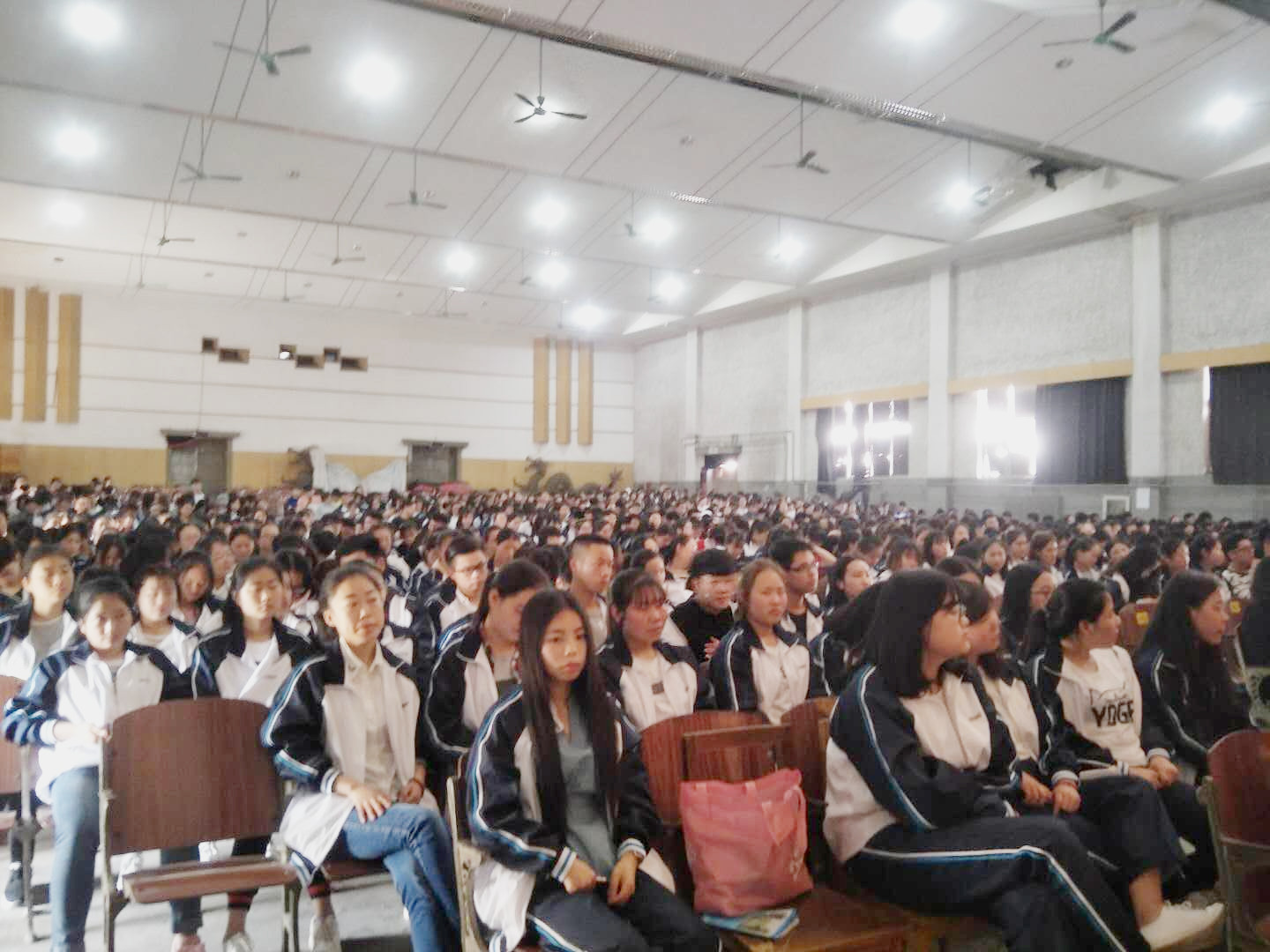 同学们认真倾听